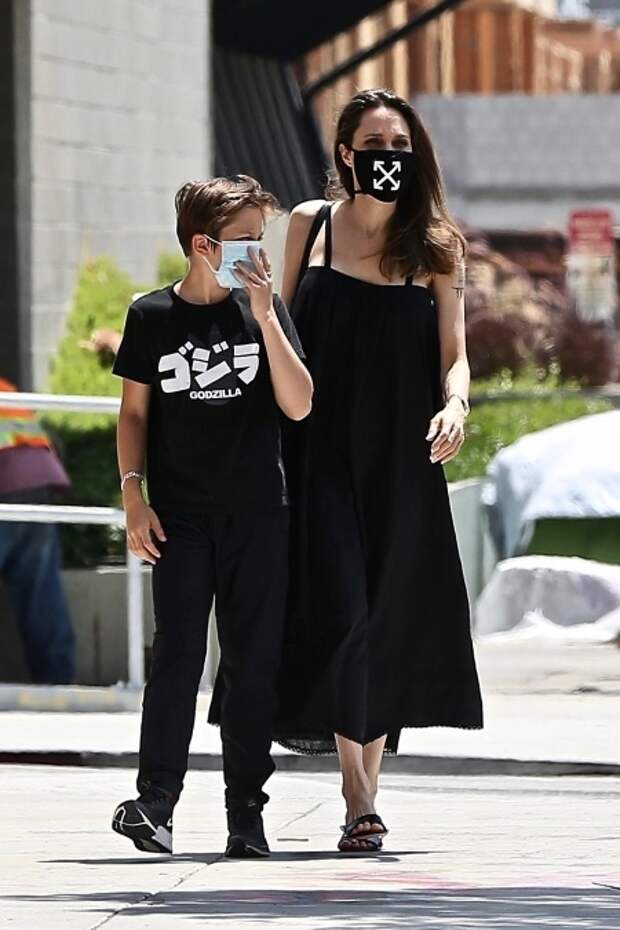Анджелина Джоли с сыном Ноксом