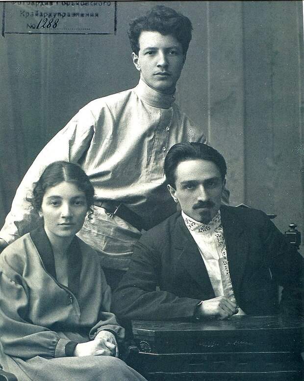Анастас Микоян с семьей. 1921. Анастас Микоян с семьей. 1921. история, россия, старые фотографии