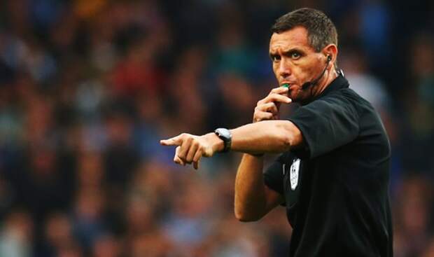 судья показывает на точку