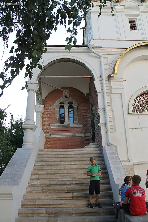 Паперть монастыря. Грозненское крыльцо Благовещенского собора. Паперть Благовещенского собора. Благовещенский собор крыльцо Ивана Грозного. Иван Грозный на крыльце.