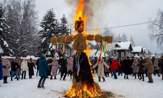 Священник Постернак раскритиковал блины и гуляния, РПЦ выступила с разъяснениями