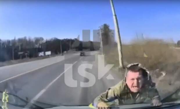 Мужик прокатил ТЦКашника на капоте