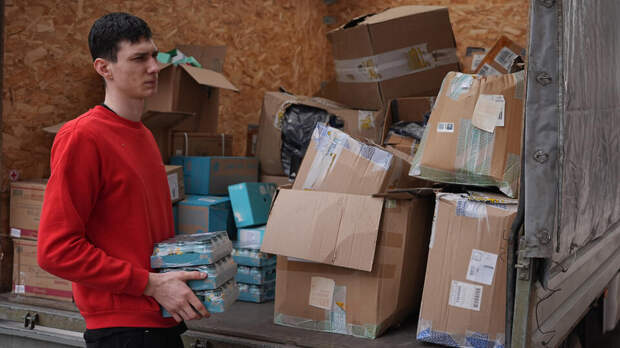 Активисты СВАО готовят гуманитарную помощь для бойцов СВО