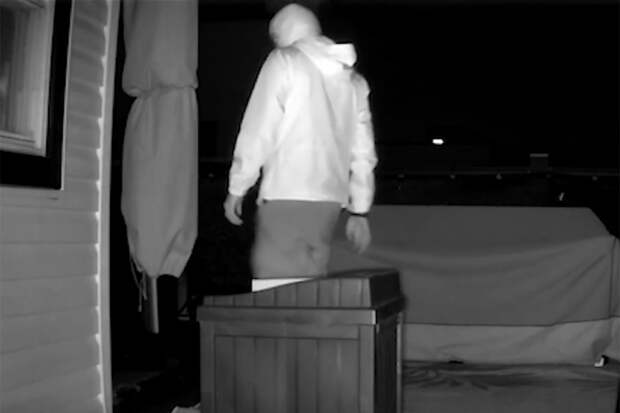 Хозяин дома случайно обнаружил пугающего незнакомца в маске на крыше среди ночи