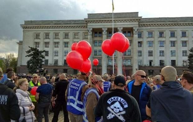 «Патриоты» с красными шарами попытались сорвать митинг-реквием в Одессе