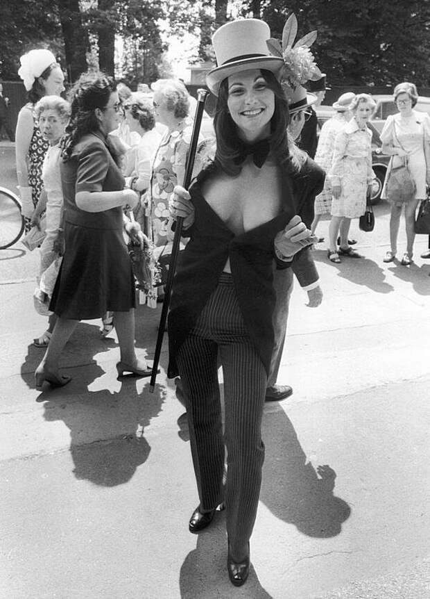 Порнозвезда Linda Lovelace шокирует других болельщиков на гонке Royal Ascot в откровенном костюме. Англия. июнь 1974.