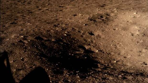 Цветные фотографии программы Аполлон. Иной цвет лунного грунта