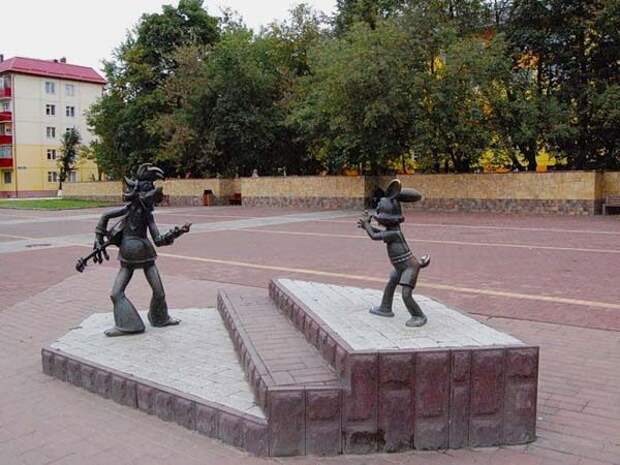 Памятник герою мультфильма. Памятник ну погоди в Раменском. Скульптура ну погоди в Раменском. Памятник ну заяц погоди Раменское. Раменское скульптуры героям советских мультфильмов.