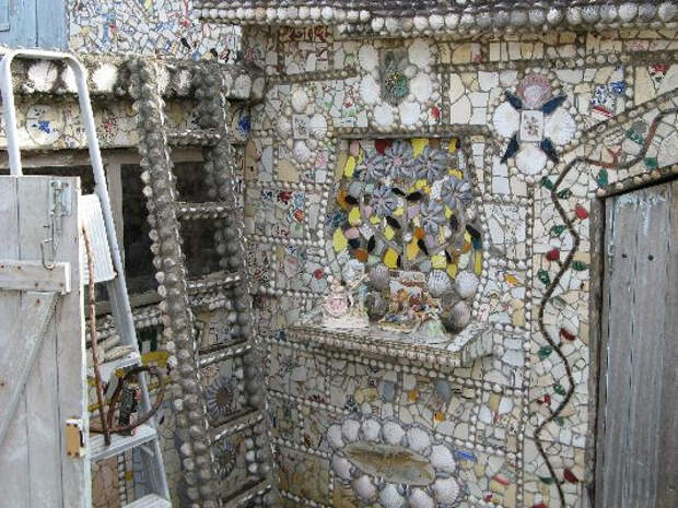Дом Разбитой Посуды! Здесь всё состоит из осколков – вплоть до будки и лестницы на чердак…) (12 фото)