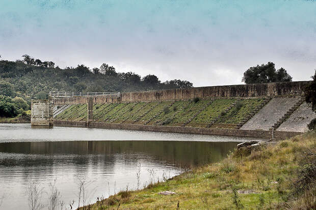 https://upload.wikimedia.org/wikipedia/commons/thumb/3/38/Roman_Cornalvo_dam%2C_Extremadura%2C_Spain._Pic_01.jpg/1024px-Roman_Cornalvo_dam%2C_Extremadura%2C_Spain._Pic_01.jpg