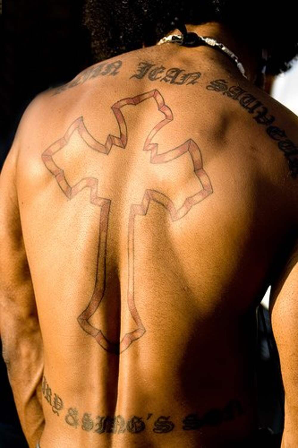 Татуировка крест на спине у мужчин