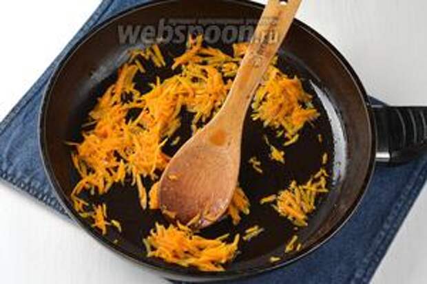Тем временем 1 морковь очистить, натереть на крупной тёрке и спассеровать на части подсолнечного масла (2 ст. л.).