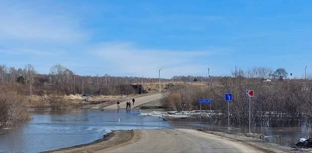 Паводок в Тюменской области привел к первым подтоплениям и закрытию двух мостов