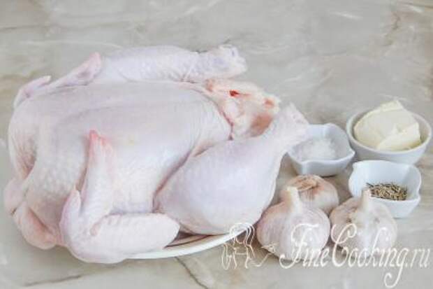 Шаг 1. Чтобы приготовить вкусную, сочную и безумно ароматную курицу, возьмем целую куриную тушку, сливочное масло, свежий чеснок, тимьян и соль