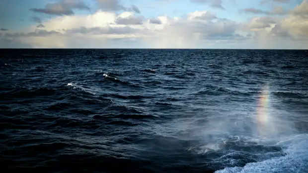 Экипаж загоревшегося в Японском море судна доставили во Владивосток