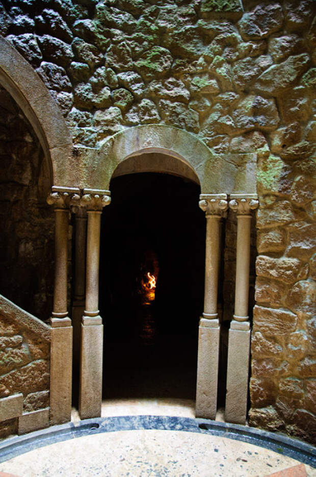 Этот выход из дна колодца может служить и входом в святилище, если выбрать второй путь движения (Quinta da Regaleira, Колодец Посвящения). | Фото: kolllak.livejournal.com. Этот выход из дна колодца может служить и входом в святилище, если выбрать второй путь движения (Quinta da Regaleira, Колодец Посвящения). | Фото: kolllak.livejournal.com.