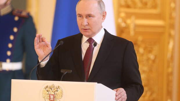 Журналист Карлсон назвал Путина более впечатляющим, чем Байден