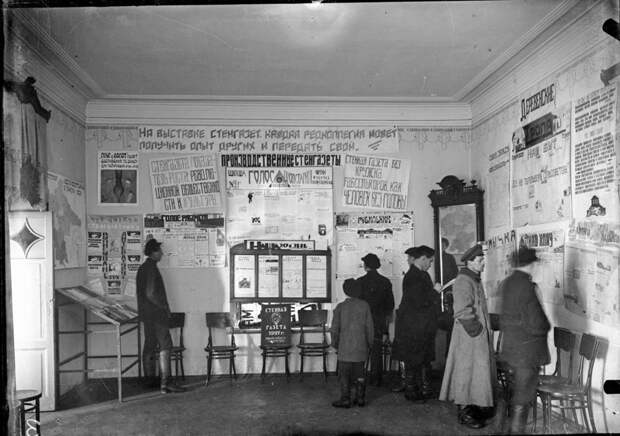 Выставка стенной печати в краеведческом музее, 1927 год большевики, галич, история, пионеры, ссср, фото