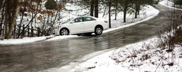 Как избежать аварии когда на дороге образуется черный лед