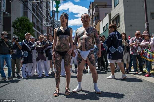 Декоративными татуировками в стиле "якудза" часто покрывают все тело - от запястий до лодыжек, а наверху до шеи. На шее тату нет и при желании можно скрыть все свои узоры под одеждой Фестиваль, познавательно, татуировки на теле, татуировки означающие, татуировки якудза, якудза, якудза япония, япония