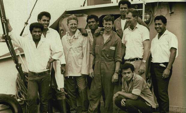 Питер Уорнер, третий слева, в 1968 году со своей командой, включая мальчиков с острова