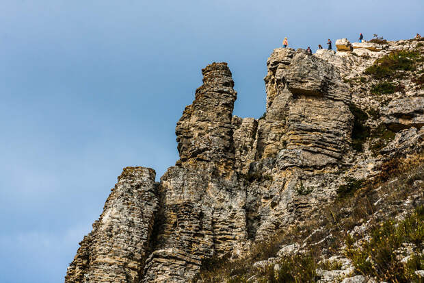 На фото: туристы на вершине горы Коклюк близ Коктебеля.