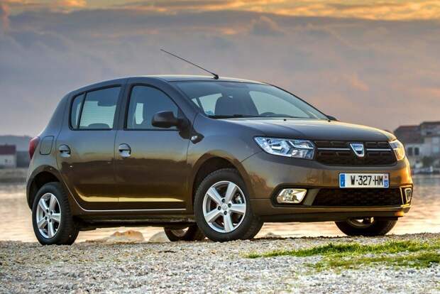 Цены на новый хэтчбек Dacia Sandero в Германии начинаются с 6990 евро, но это будет абсолютно пустой автомобиль с черными бамперами и бензиновым литровым "атмосферником" мощностью 75 л.с. Фото: Dacia