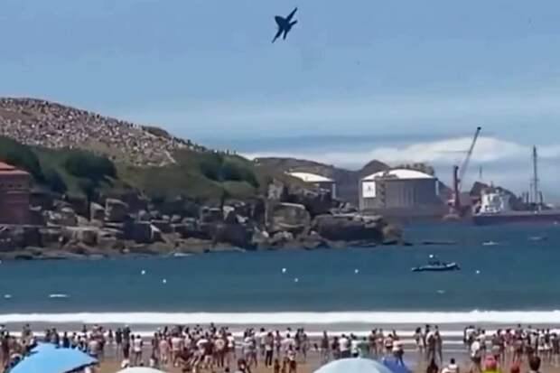 Истребитель пролетел над головами туристов на пляже в Европе и попал на видео