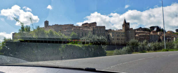 Панорама старого города Ангиари из машины