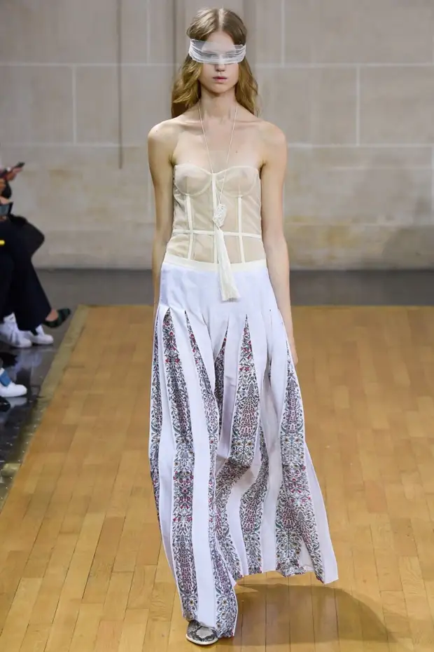 Ланвин 2017. Полупрозрачное платье n21. Прозрачная мода видео. Прозрачный. Джон гальяно одежда 2022.