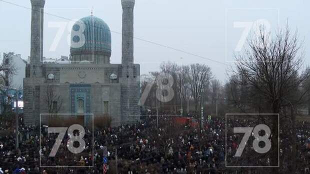 «Хотите сказать, это коренные?»: россияне о массовых акциях в честь Ураза-байрам в двух столицах РФ