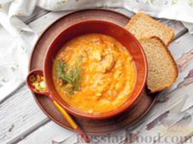 Фото к рецепту: Густой гороховый суп со свининой и копченой курицей