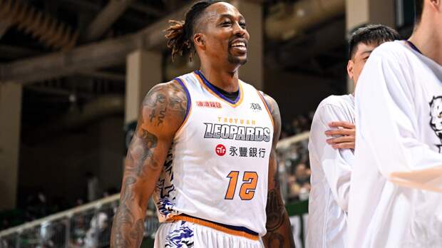 Dwight Howard playing basketball in Taiwan