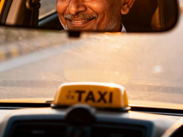 Таксист-мигрант выгнал на мороз девушку со сломанным позвоночником после ДТП