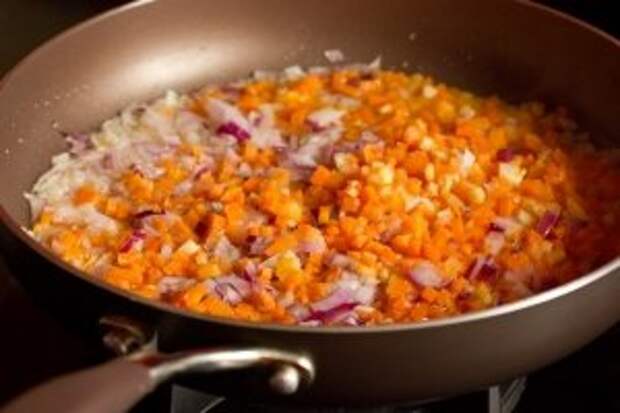 Пока варится картофель, готовим зажарку. На подсолнечном рафинированном масле обжариваем нарезанные морковь, лук, сладкий перец.