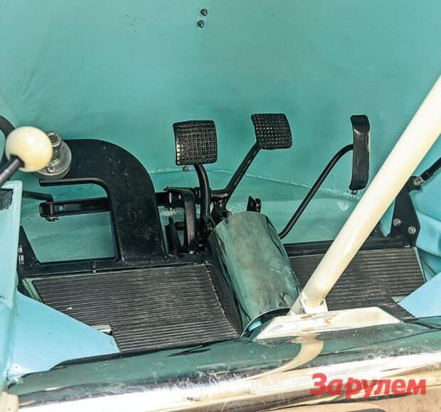 Педали – автомобильные, слева от них рычаг ручного тормоза.