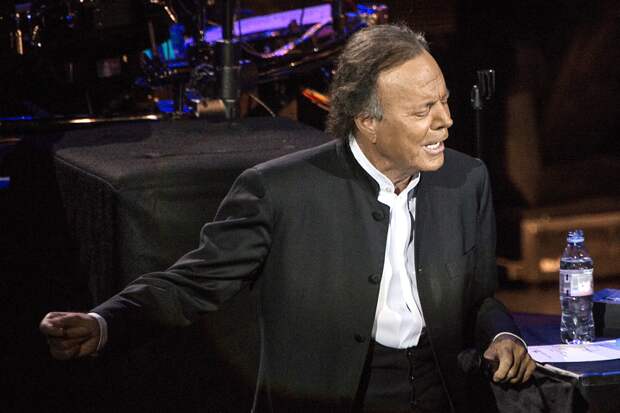 Бывшие работницы Хулио Иглесиса обвинили певца в домогательствах