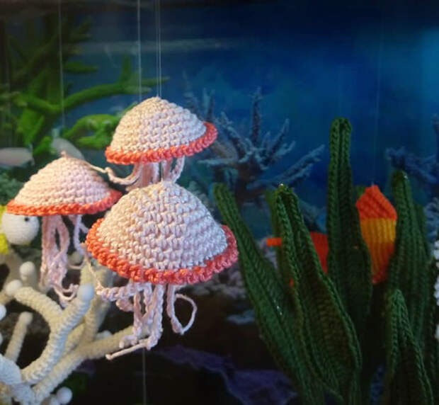 Итальянка связала фантастический аквариум из цветной пряжи