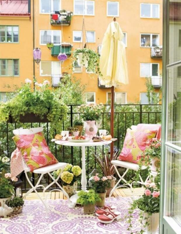 small-balcony-garden-with-dining-room