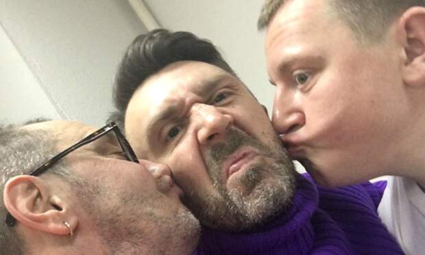 Сергей Шнуров шокировал поклонниц целующими его двумя мужчинами – «новыми солистками» группы 