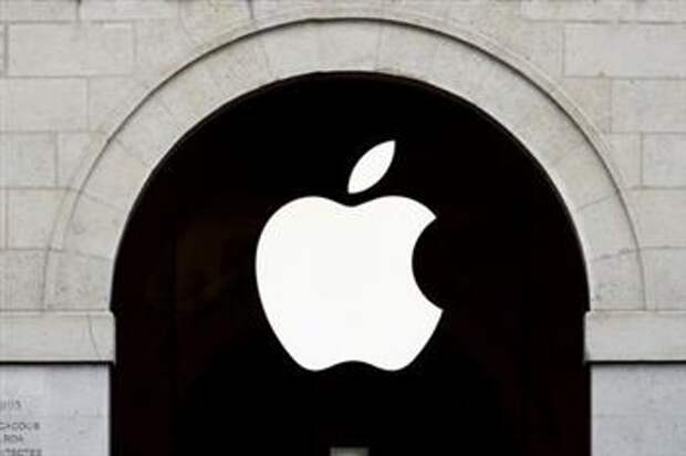 Логотип Apple в Париже, 15 июля 2020 года. REUTERS/Gonzalo Fuentes