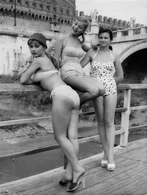 Модели в купальниках, 1957 год Модели в купальниках, 1957 год