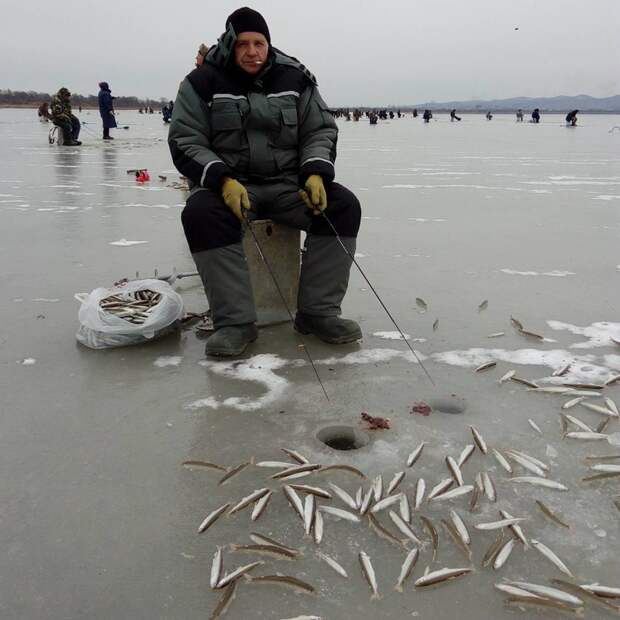 А если серьезно, то зимняя рыбалка - это очень круто. Вы только посмотрите на этих счастливых людей! зимняя рыбалка, прикол, рыбалка, юмор