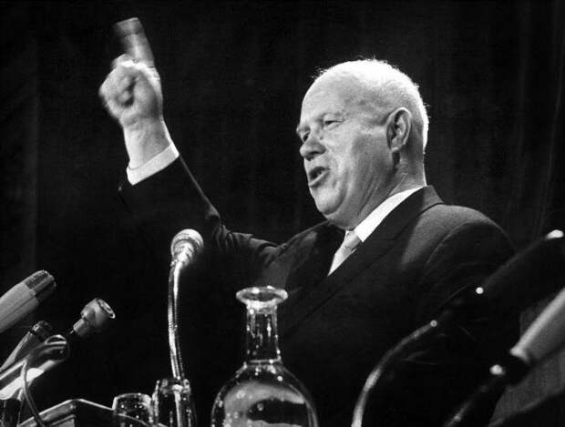 Н. Хрущёв громит Сталина на 20 съезде