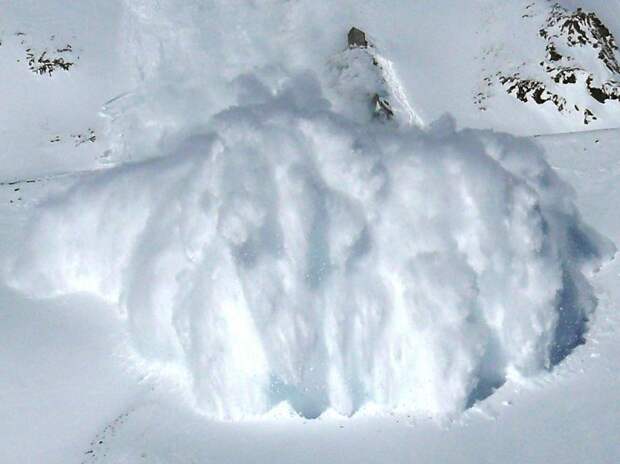 Масса снега,  соскальзывающая со склонов гор набирая скорость и силу, может совершить много разрушений.