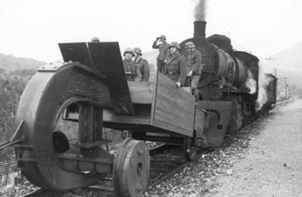 Видео: Зачем во времена Второй мировой войны немцы крепили огромные крюки к поездам