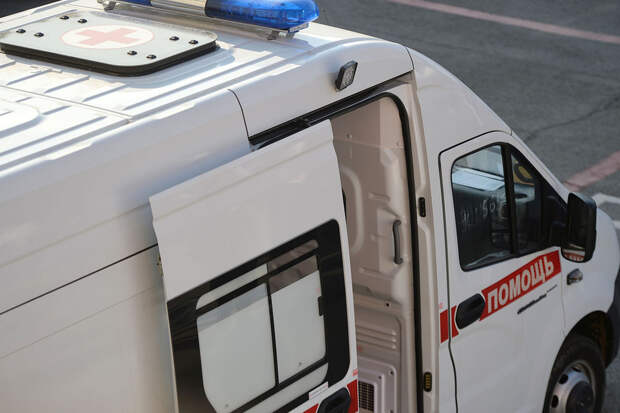 В Екатеринбурге таксист проткнул колесо машине скорой помощи с пациенткой