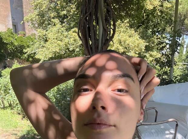 Актриса Галь Гадот опубликовала фото без макияжа