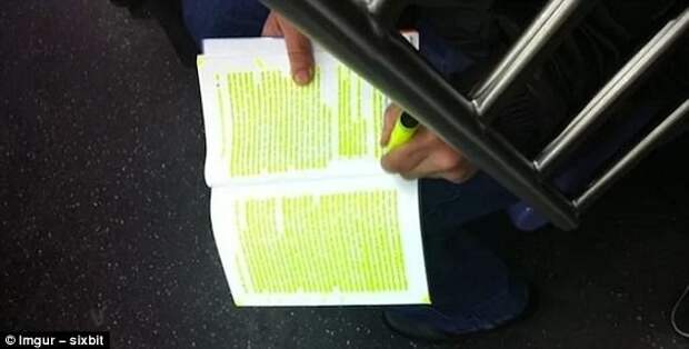 Если книгу скучно читать, ее, по крайней мере, можно раскрасить! автобус, метро, общественный транспорт, пассажиры, смешно, странные люди, удивительное рядом, эксцентрики