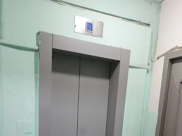 Вандалы заблокировали створки кабины лифта в 3-ем квартале Капотни